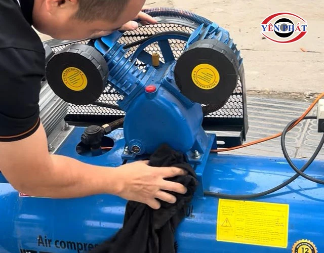 Dùng khăn lau sạch dầu thừa trên máy