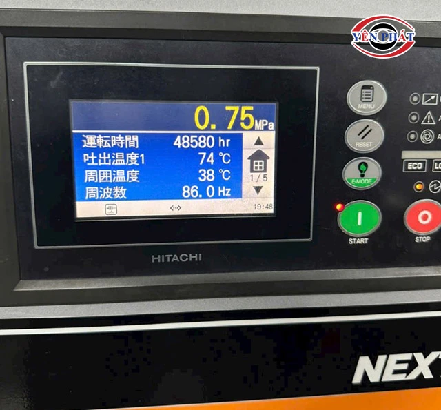 Check màn hình điều khiển của máy nén khí