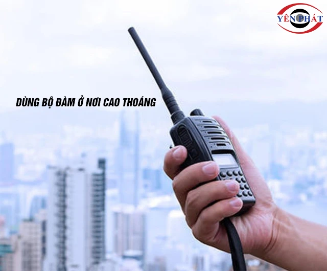 Dùng bộ đàm cầm tay trên cao
