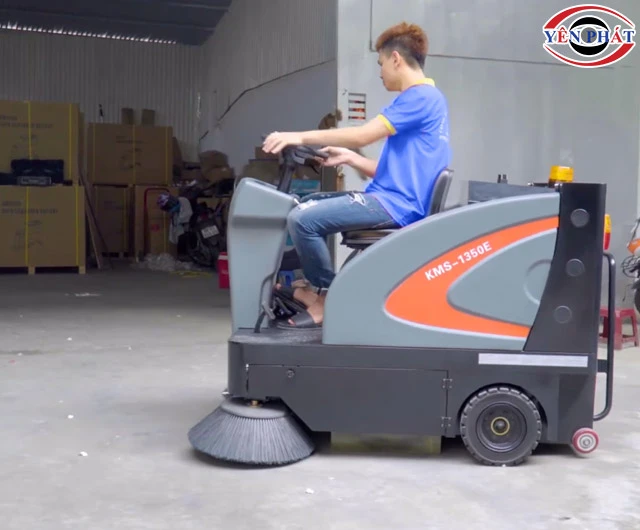 Xe quét rác Kumisai chạy êm