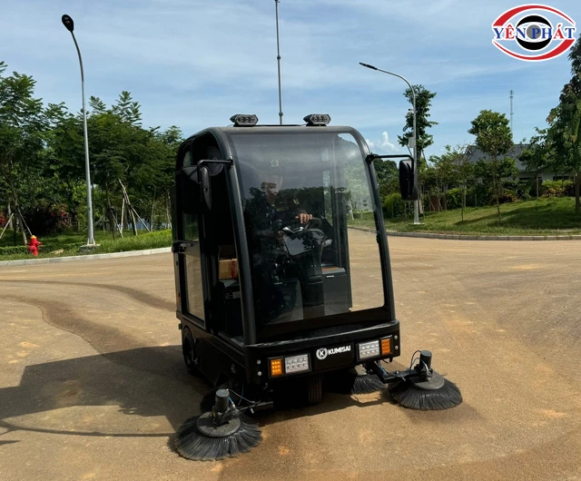 Xe quét rác ngồi lái hiệu quả