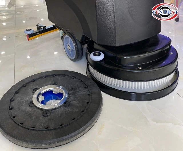 Máy chà sàn Cleanmaid trang bị bàn chải lớn