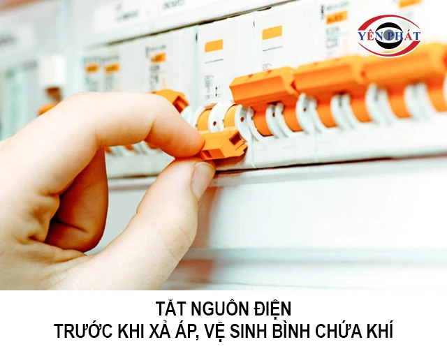 tắt nguồn điện trước khi kiểm tra bình chứa khí nén