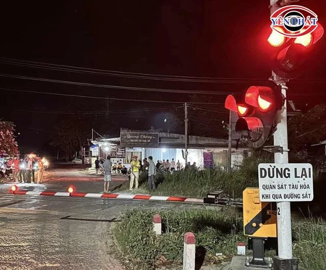 Barie chắn tàu trang bị đèn còi cảnh báo