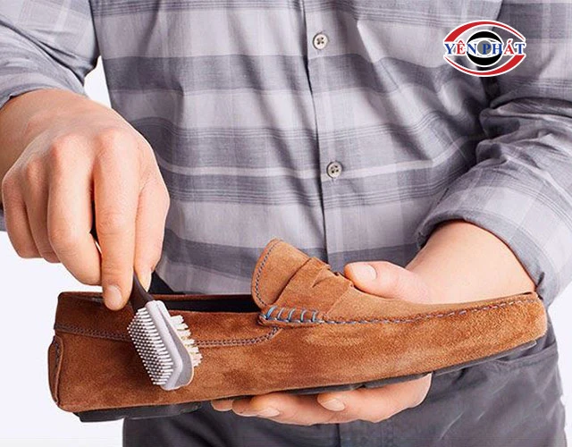 Làm sạch giày da lộn bằng bàn chải mềm