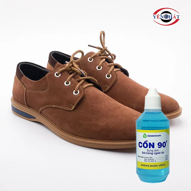 cách đánh giày da lộn bằng cồn