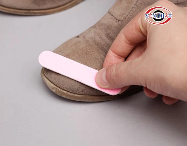 Cách đánh giày da lộn bằng dũa móng