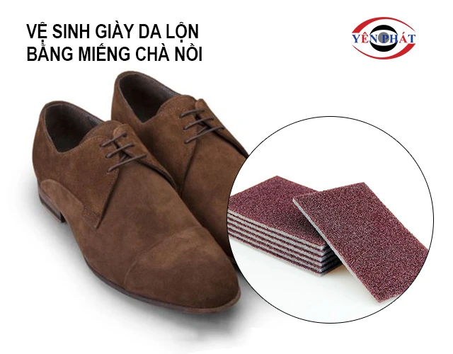 Cách đánh giày da lộn bằng miếng chà nồi