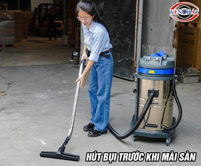 Hút bụi trước khi sử dụng máy đánh bóng sàn