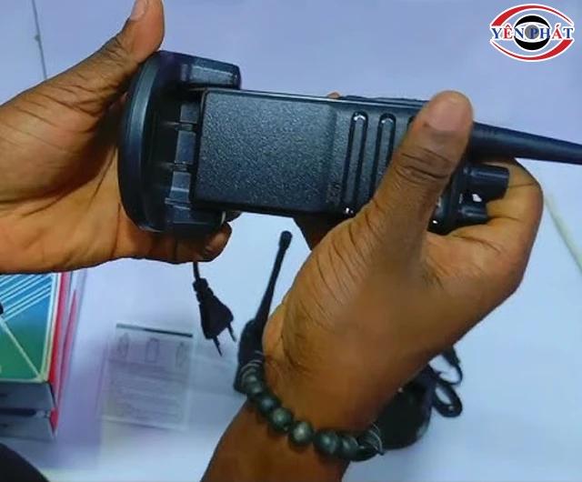 Cách sạc bộ đàm bộ sạc nhanh