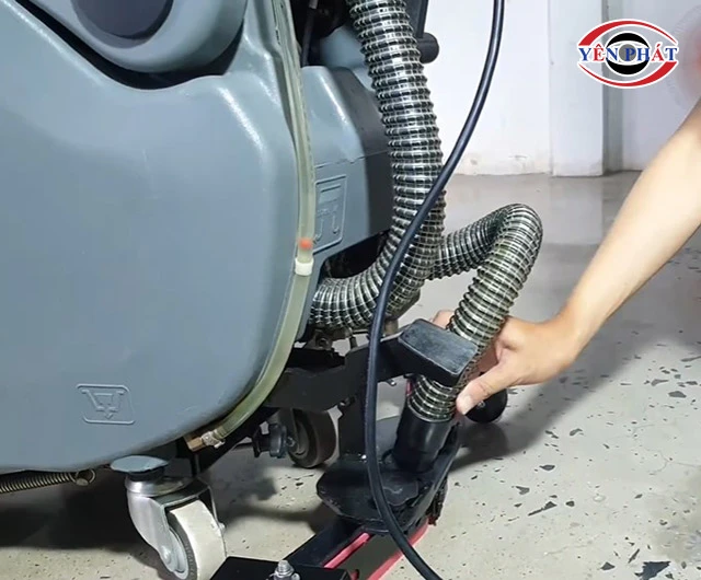 lắp phụ kiện máy chà sàn Roma