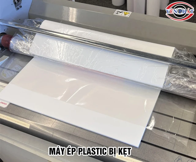 Dấu hiệu máy ép plastic bị kẹt giấy