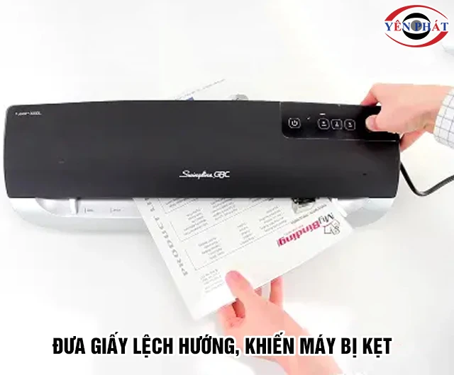 Đưa giấy lệch hướng khiến máy ép plastic bị kẹt giấy