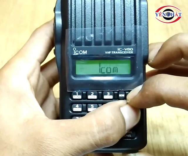 khởi động máy bộ đàm Icom V80