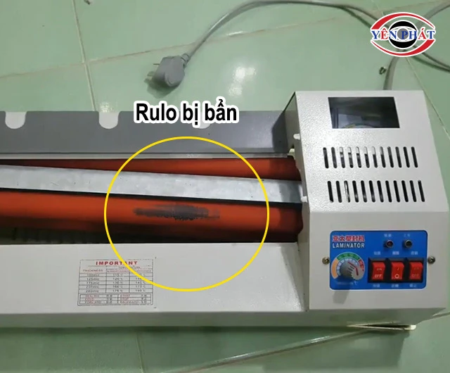 Trục ép bị dính bẩn