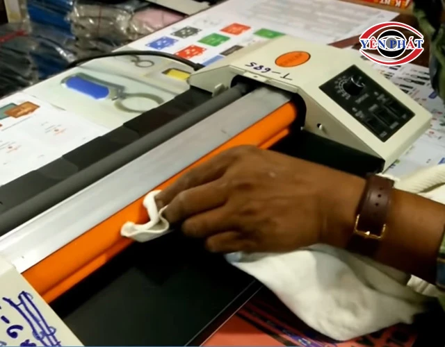 Vệ sinh trục ép của máy ép plastic