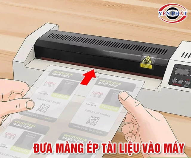 Đưa tài liệu vào máy ép plastic