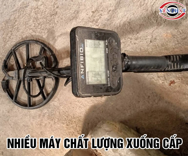Máy dò kim loại cũ xuống cấp