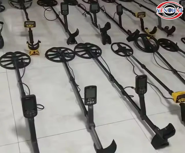 Máy dò kim loại cũ tại cửa hàng