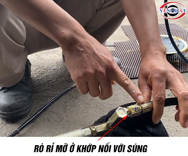 Sửa chữa máy bơm mỡ bị rò rỉ mỡ
