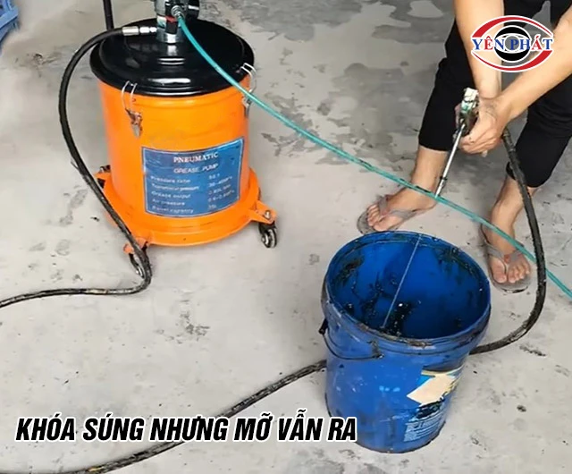 Sửa chữa máy bơm mỡ khóa súng nhưng mỡ vẫn ra