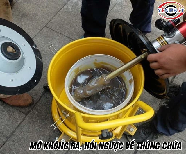Sửa chữa máy bơm mỡ không ra, hồi về thùng