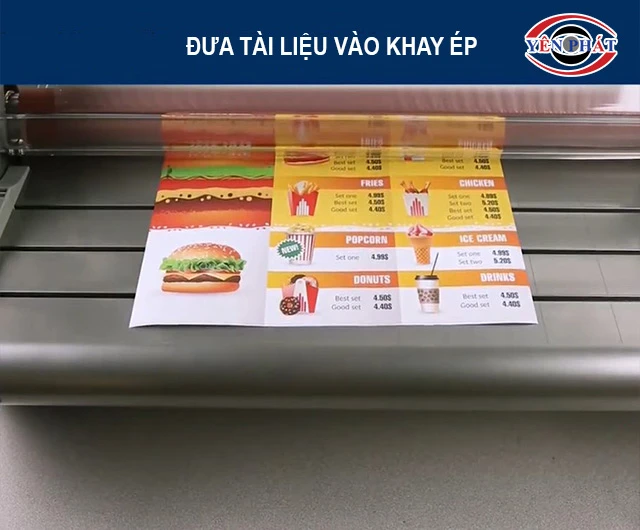 Đưa tài liệu vào khay ép