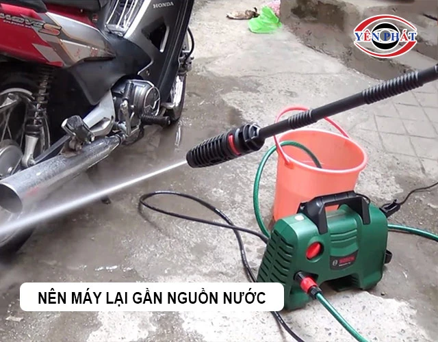 đặt máy rửa xe gần nguồn nước