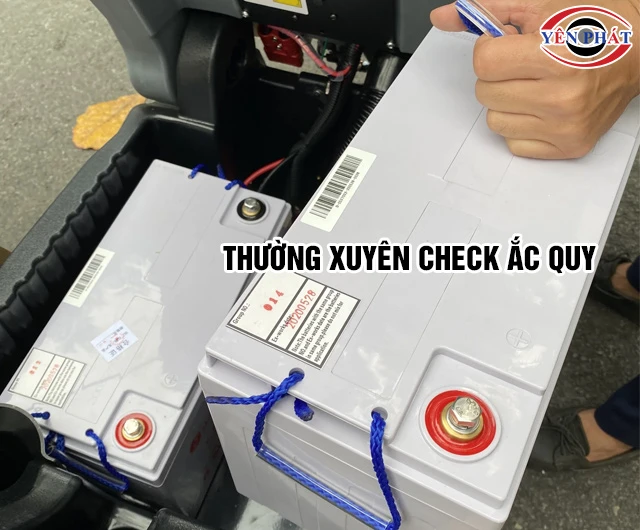 Check ắc quy máy chà sàn