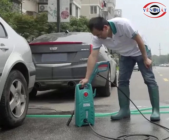 Dùng máy rửa xe Total