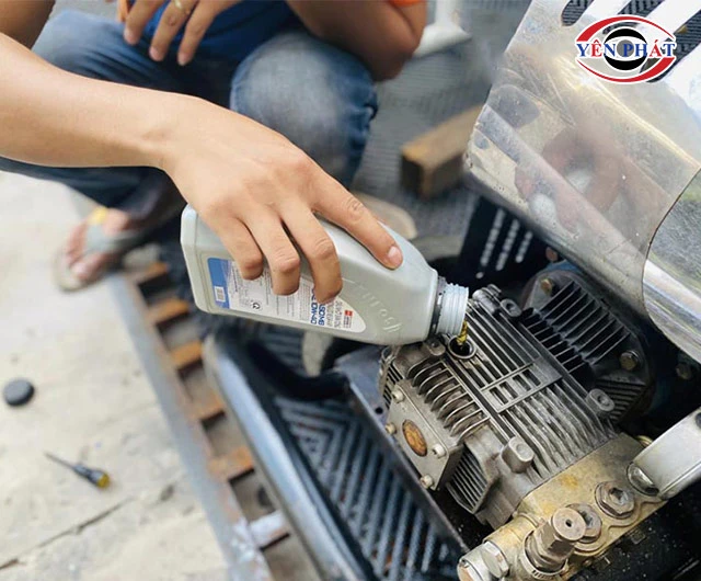 Thay nhớt máy rửa xe