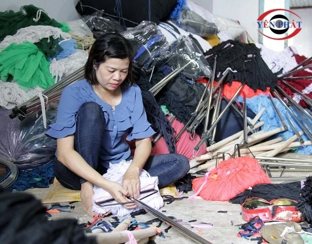 Gắn khăn lau vào đầu cán