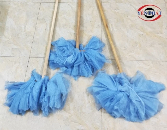 cây lau nhà tự chế bằng vải mùng