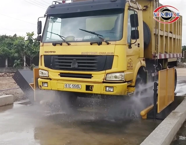 Rửa xe tải bằng máy rửa xe công trường