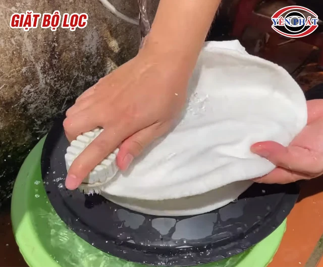 Giặt bộ lọc máy hút bụi bị hôi