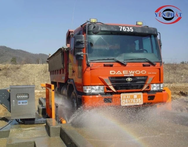 máy rửa xe công trình làm sạch nhanh