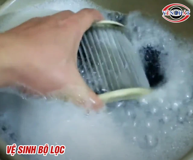 Vệ sinh bộ lọc máy hút bụi bị hôi