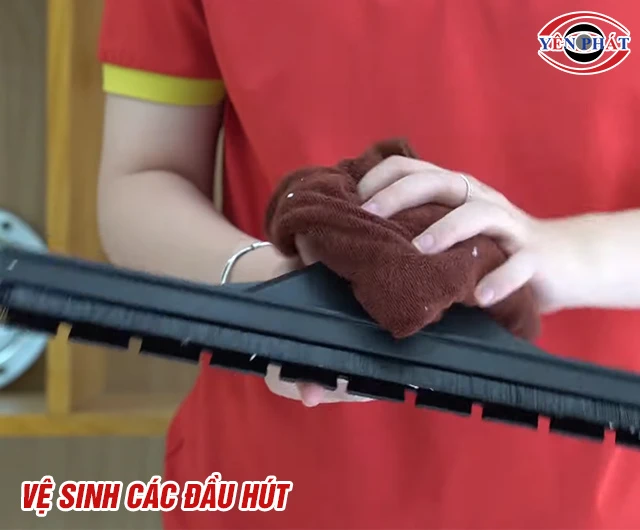 Vệ sinh đầu hút máy hút bụi bị hôi