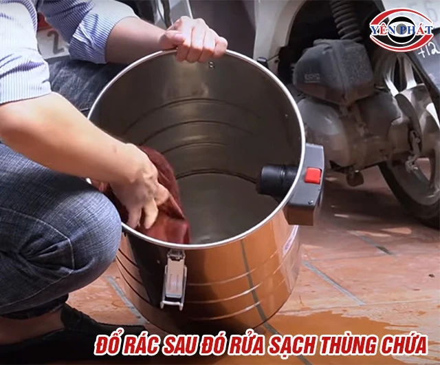 Vệ sinh thùng chứa máy hút bụi bị hôi