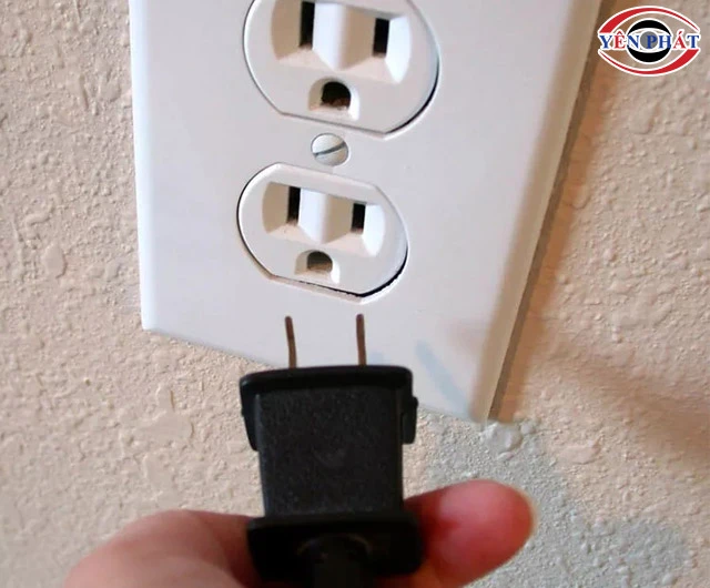 Ngắt điện khi vệ sinh máy hút bụi bị hôi
