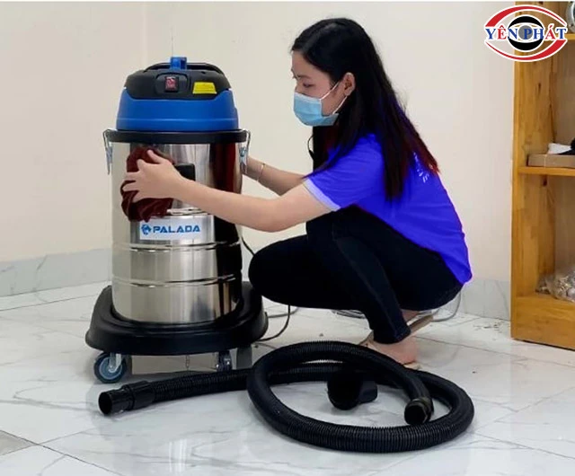 Vệ sinh bên ngoài máy hút bụi bị hôi