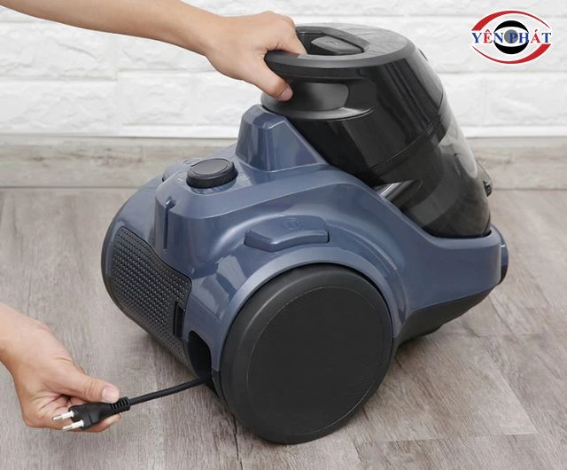 Lắp lại máy hút bụi Electrolux sau khi vệ sinh