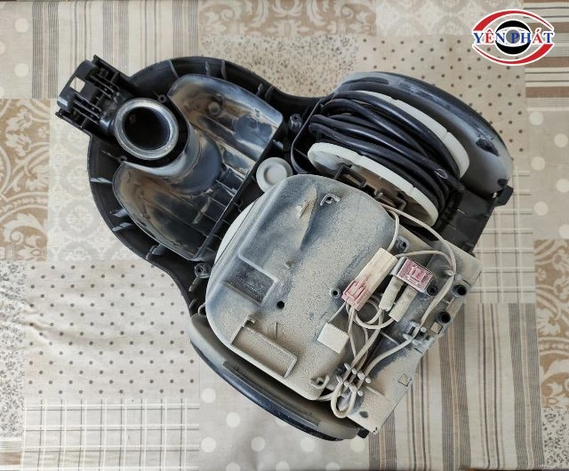 Máy hút bụi Electrolux bám bẩn cần vệ sinh