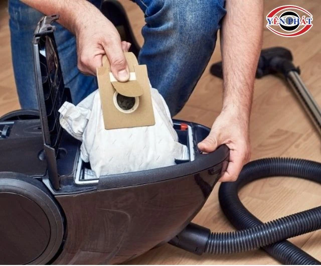 Vệ sinh túi bụi máy hút bụi Electrolux