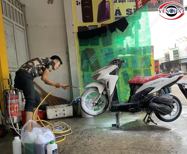 Bình bọt tuyết mở tiệm rửa xe
