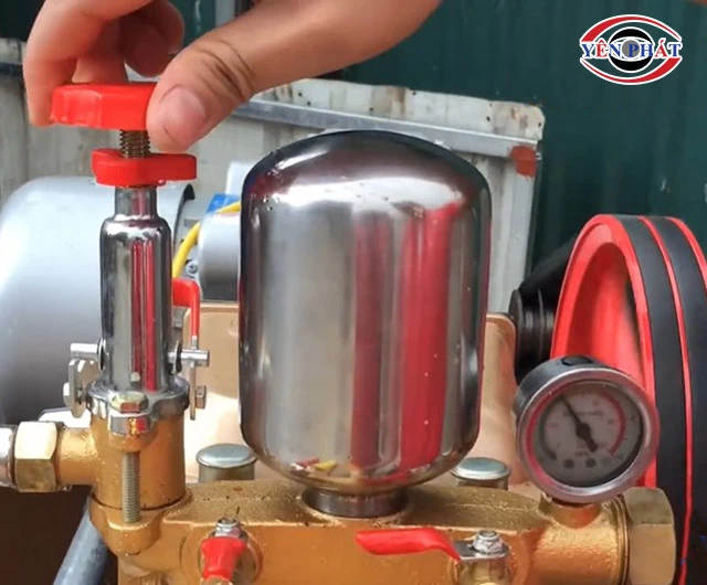 chỉnh áp suất máy rửa xe dây đai