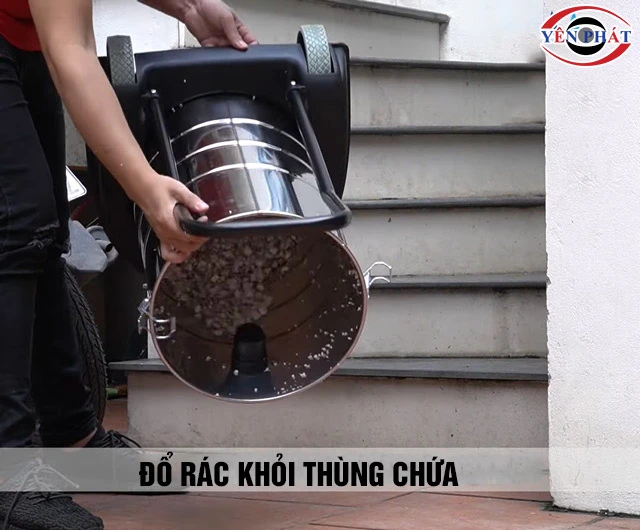 Đổ rác khỏi thùng chứa máy hút bụi