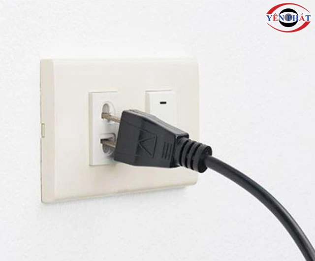 Máy hút bụi đang chạy thì ngắt do dây cắm lỏng