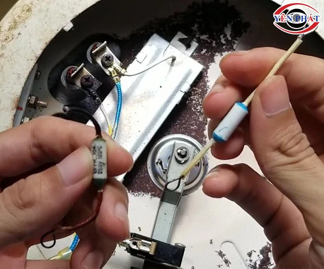 Máy hút bụi đang chạy thì ngắt do đứt cầu chì nhiệt