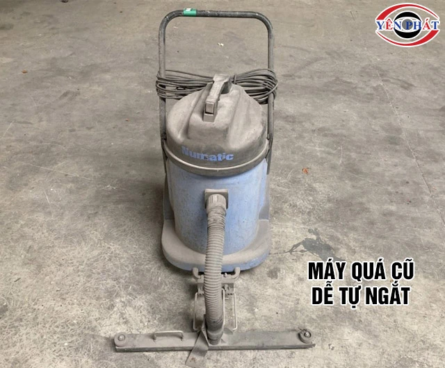 Máy hút bụi đang chạy thì ngắt do quá cũ